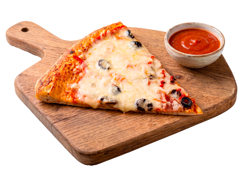 O felie de pizza cu măsline și brânză pe un tocător de lemn cu un bol de sos.