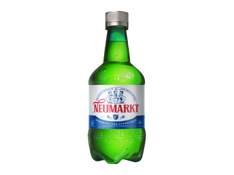 Sticlă verde de bere din plastic cu etichetă albă și albastră, 5,2% alcool, 0,5L.