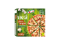 Pizza ambalată cu ciuperci, cu două pizza, fundal din lemn verde și etichetă vegetariană.