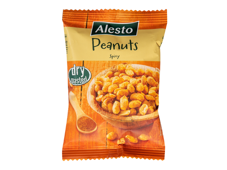 Arahide picante, prăjite uscat, într-un bol de lemn și pe o lingură.
