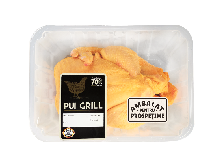 Pui întreg ambalat cu etichetele „PUI GRILL” și „AMBALAT PENTRU PROSPEȚIME”.