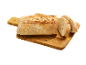 Pâine feliată pe un tocător de lemn