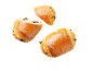 Trei croissante cu ciocolată, unul tăiat pe jumătate, pe un fundal negru.