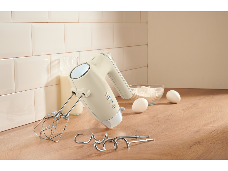 Mixer de mână crem cu teluri și cârlige pentru aluat, lângă lapte, făină și ouă.