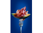 Pepene galben cu prosciutto pe o furculiță, pe fundal albastru.