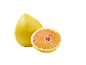 Pomelo întreg și tăiat în jumătate, cu miez rozaliu-portocaliu, pe fundal negru.