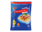 Pachet de brânză Grana Padano rasă cu spaghete în sos de roșii.