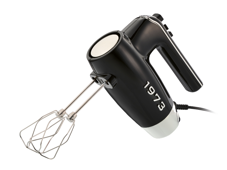 Mixer de mână negru cu teluri și textul „1973”.
