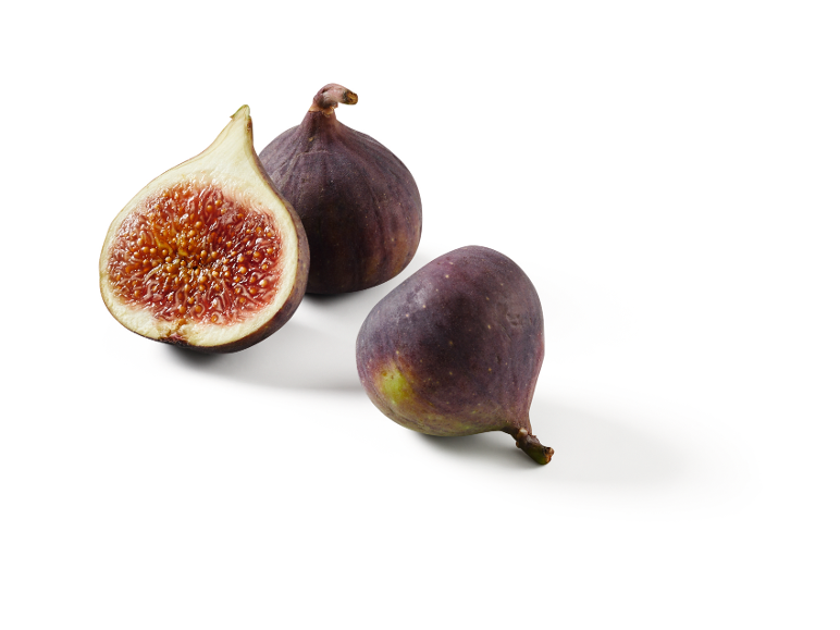 Smochine proaspete, una tăiată în jumătate, pe un fundal alb.