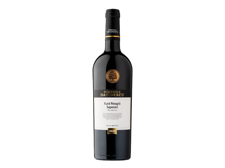 Sticlă de vin închisă la culoare cu un medalion auriu în formă de copac și anul 2022.