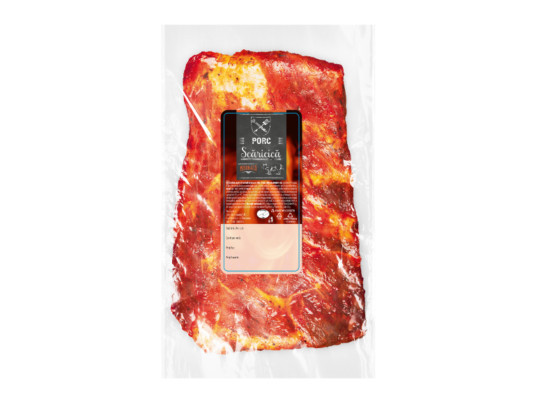 Coaste de porc marinate, ambalate în vid, gata de gătit.