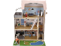Casă de păpuși din lemn cu trei etaje, piscină, grădină și mobilier modern.