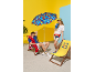 Bărbat și femeie pe o plajă cu umbrelă, șezlonguri și îmbrăcăminte de vară cu modele geometrice.
