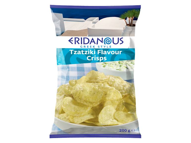 Chipsuri cu aromă de tzatziki, cu arhitectură greacă și un bol de sos în fundal.