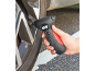 Manometru digital portabil pentru anvelope, afișând 33,5 PSI, atașat la o anvelopă de mașină.