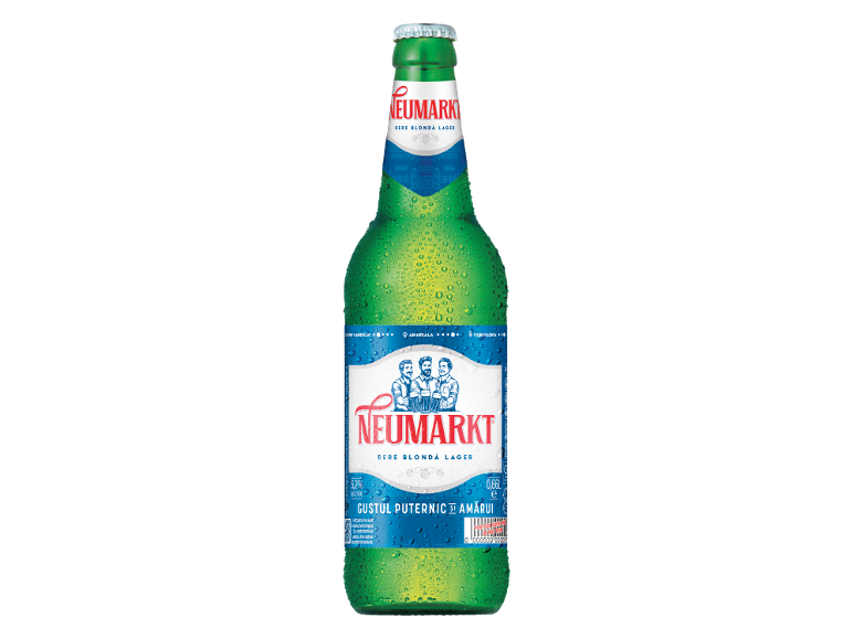 Sticlă de bere blondă lager cu picături de apă, cu etichetă cu textul „GUSTUL PUTERNIC ȘI AMĂRUI”.