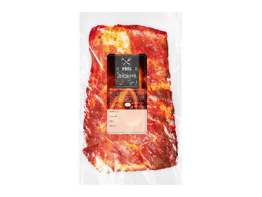 Coaste de porc marinate, ambalate în vid, gata de gătit.