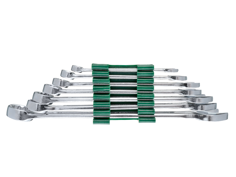 Set de chei combinate cromate într-un suport de plastic verde, aranjate după mărime.