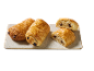 Două pain au chocolat întregi și două tăiate pe o tavă dreptunghiulară.