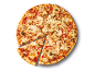 Pizza cu ciuperci cu două felii tăiate, pe un fundal alb.