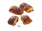 Croissante cu ciocolată și umplutură de cremă, unul dintre ele tăiat în jumătate.