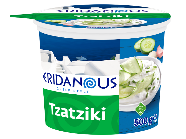 Ambalaj de tzatziki stil grecesc cu castraveți și usturoi, cu fundal de peisaj grecesc.