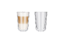 Două pahare cu perete dublu, unul cu latte și celălalt gol.