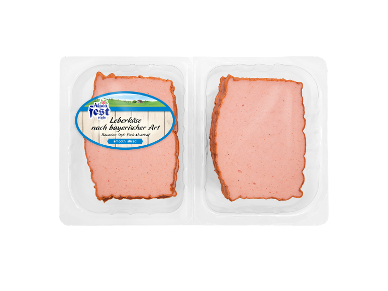 Două tăvi cu carne de porc feliată în stil bavarez, netedă, afumată.