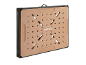 Banc de lucru pliabil cu suprafață perforată maro și cadru negru, cu mâner.