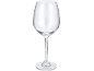 Un pahar de vin gol, transparent, pe un fundal negru.