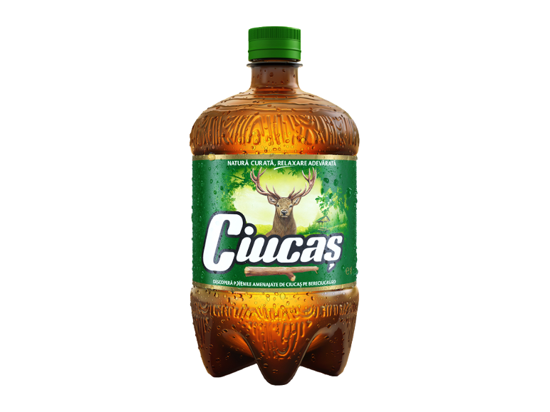 Sticlă mare de plastic de bere cu etichetă verde, reprezentând un cerb și o scenă de pădure.
