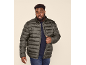 Bărbat în geacă matlasată verde închis și blugi albaștri.