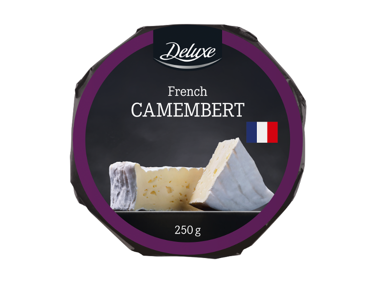 Brânză Camembert franceză, 250g, cu un steag francez pe un fundal întunecat.