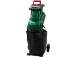 Tocător de grădină verde cu mâner roșu și sac de colectare negru cu roți.