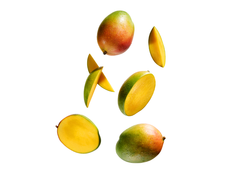 Mango proaspăt întreg și feliat cu picături de apă.
