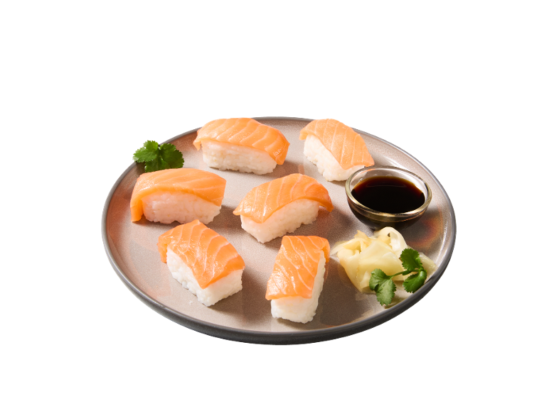 Nigiri de somon cu sos de soia, ghimbir murat și coriandru pe o farfurie.