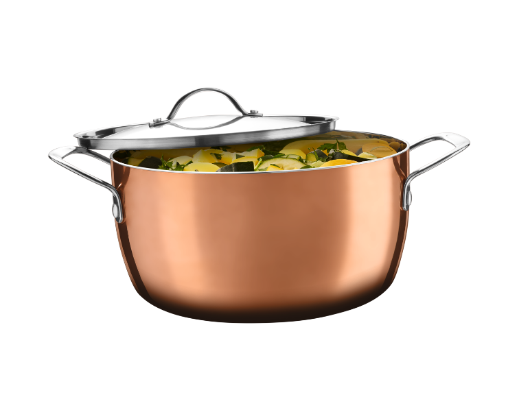 Oală de cupru cu capac metalic, plină cu legume tăiate cubulețe
