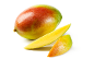 Un mango întreg și două felii de mango proaspăt pe un fundal alb.
