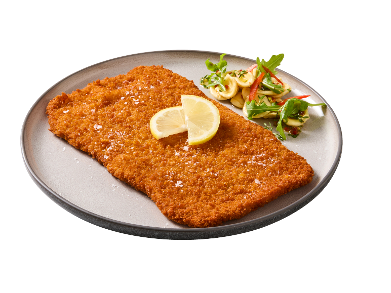 Șnițel pane cu lămâie și salată de paste pe o farfurie.