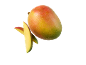 Mango proaspăt cu picături de apă și două felii de mango pe fundal negru.