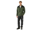 Bărbat în jachetă polară verde și pantaloni de lucru negri.