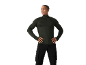 Bărbat în tricou termic verde închis cu mânecă lungă și pantaloni cargo negri.
