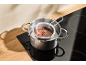 Ciocolată topită la bain-marie pe o plită cu inducție.