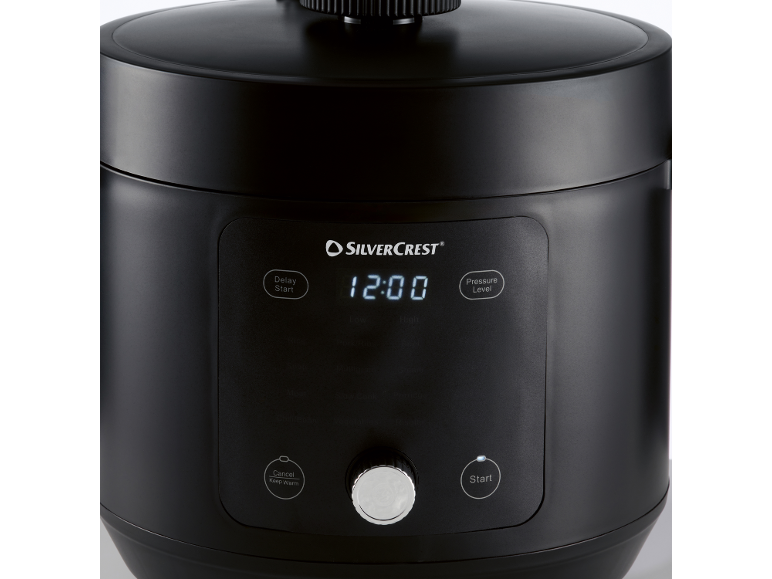 Multicooker negru cu afișaj digital care arată „12:00” și butoane de control.