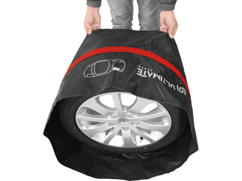Husă pentru anvelopă auto cu bandă roșie și desen de mașină, ținută de mâini.