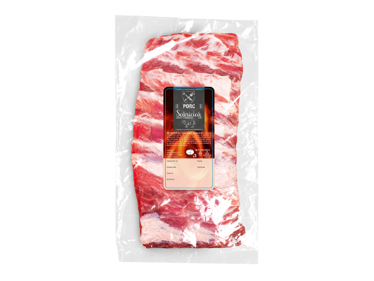 Coaste de porc crude în ambalaj transparent cu etichetă.