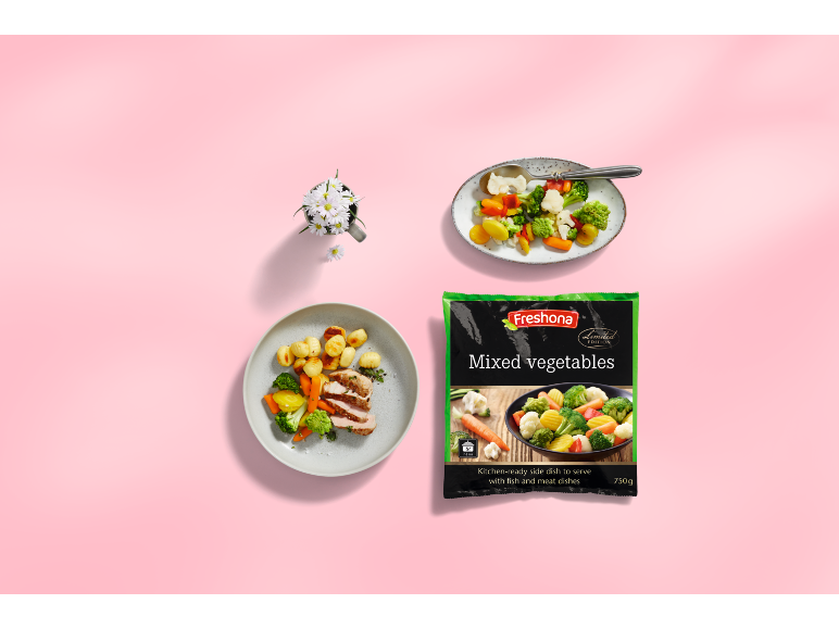 Ambalaj de legume mixte, o farfurie cu legume gătite cu carne și o farfurie cu legume gătite.