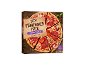 Ambalaj de pizza congelată cu inscripția „Stonebaked Pizza Speciale” și o pizza vizibilă tăiată în bucăți.