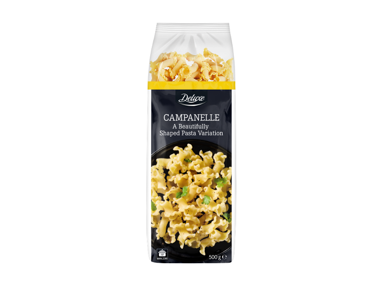 Ambalaj de paste campanelle cu un fel de mâncare gata preparat pe fundal negru, 500 g.