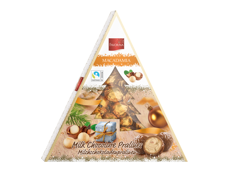 Cutie în formă de brad de Crăciun cu praline de ciocolată cu lapte și macadamia, cu decorațiuni festive.